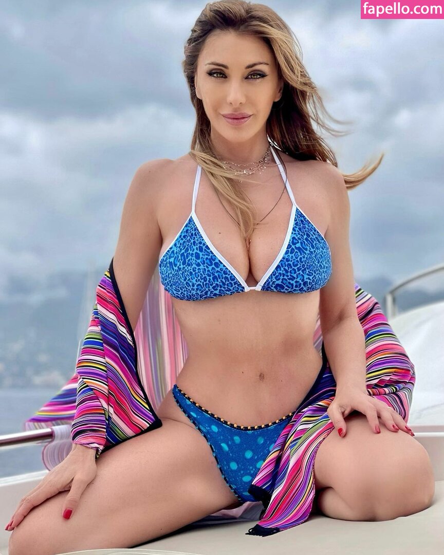 https://fapello.com/content/s/a/sabrina-salerno/1000/sabrina-salerno_0446.jpg