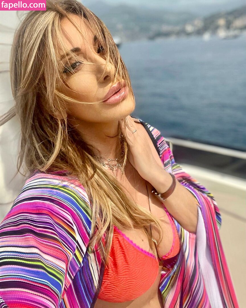 https://fapello.com/content/s/a/sabrina-salerno/1000/sabrina-salerno_0449.jpg