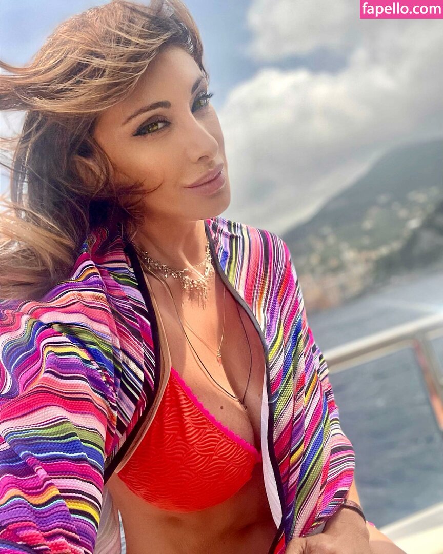 https://fapello.com/content/s/a/sabrina-salerno/1000/sabrina-salerno_0452.jpg