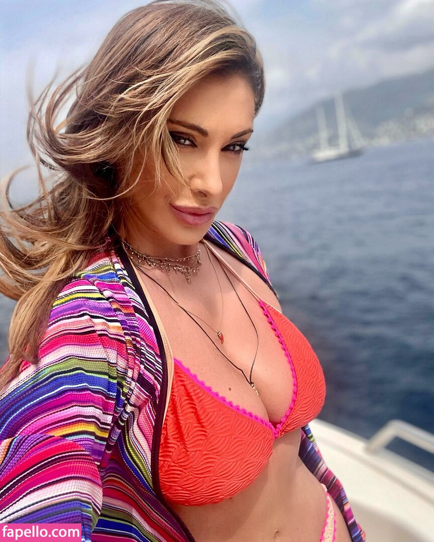 https://fapello.com/content/s/a/sabrina-salerno/1000/sabrina-salerno_0453.jpg