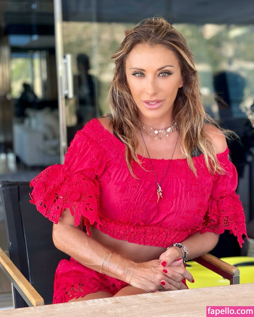 https://fapello.com/content/s/a/sabrina-salerno/1000/sabrina-salerno_0696.jpg