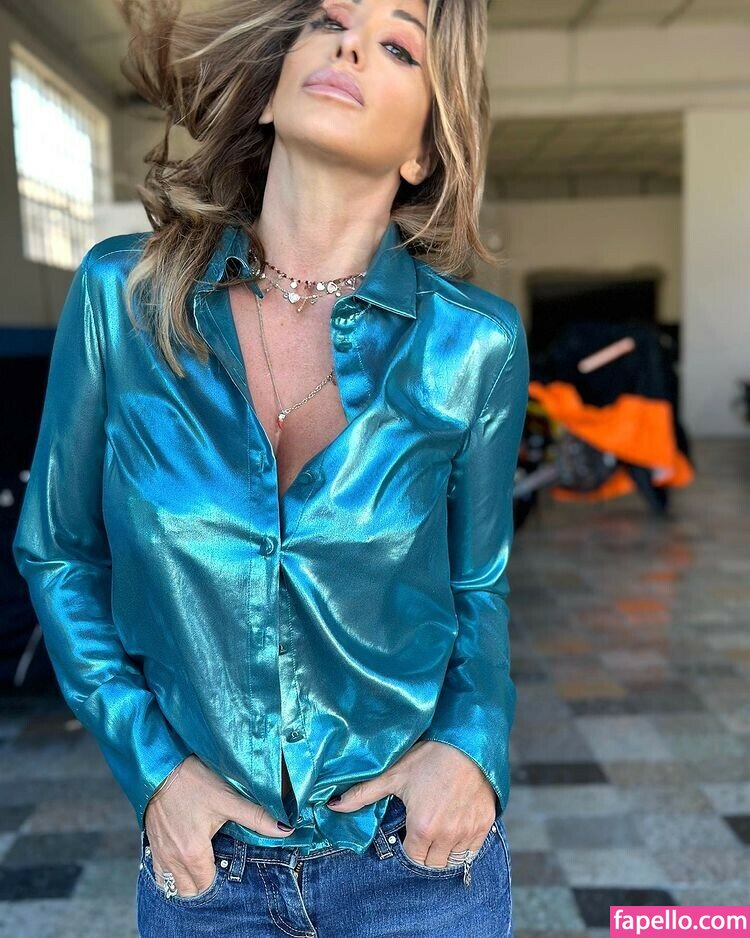 https://fapello.com/content/s/a/sabrina-salerno/1000/sabrina-salerno_0768.jpg