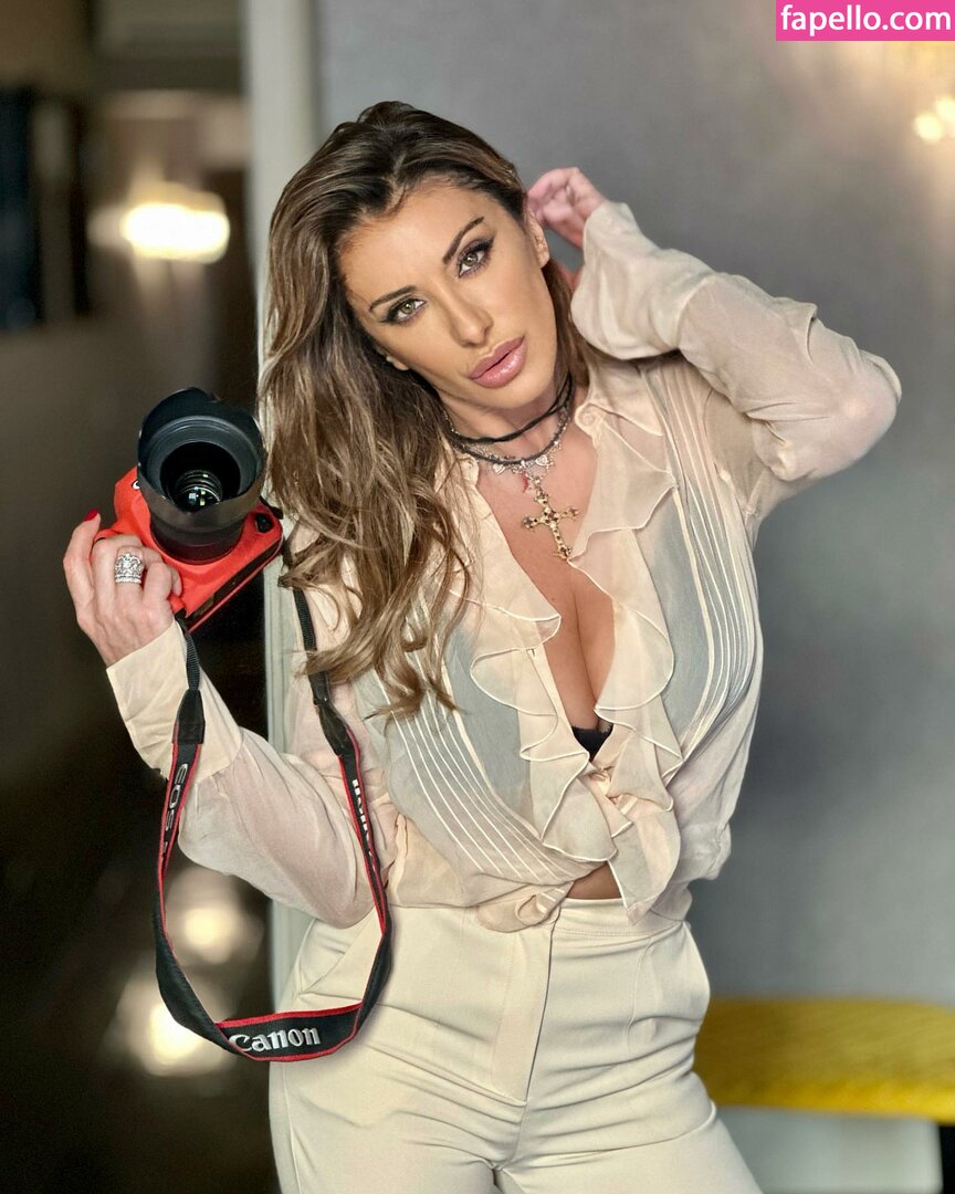 https://fapello.com/content/s/a/sabrina-salerno/1000/sabrina-salerno_0906.jpg