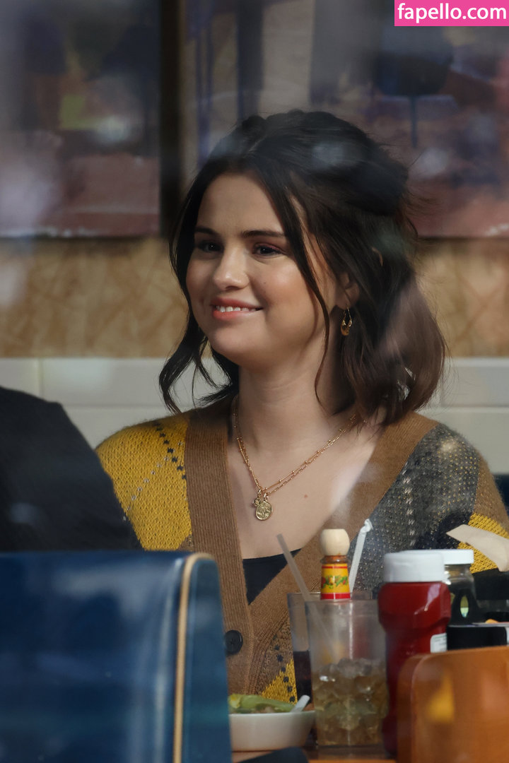 https://fapello.com/content/s/e/selena-gomez/1000/selena-gomez_0239.jpg