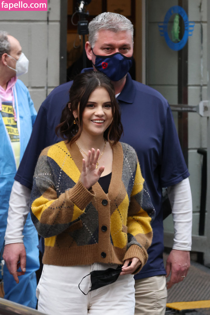 https://fapello.com/content/s/e/selena-gomez/1000/selena-gomez_0242.jpg