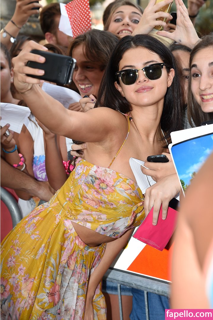 https://fapello.com/content/s/e/selena-gomez/1000/selena-gomez_0286.jpg