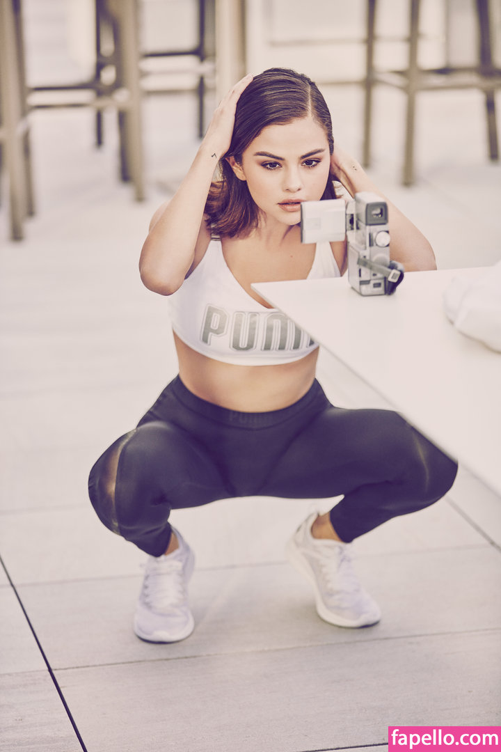 https://fapello.com/content/s/e/selena-gomez/1000/selena-gomez_0519.jpg