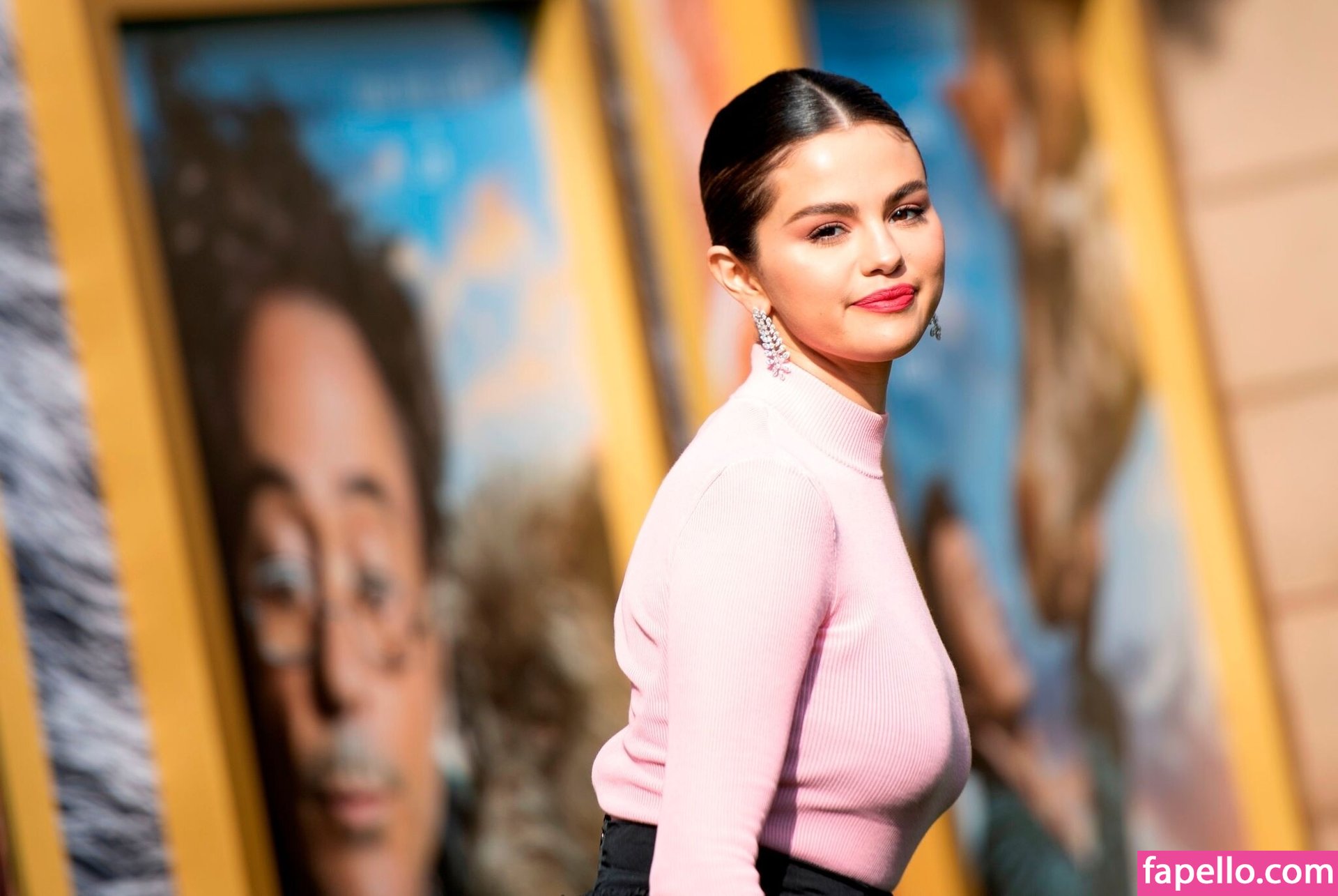 https://fapello.com/content/s/e/selena-gomez/1000/selena-gomez_0554.jpg