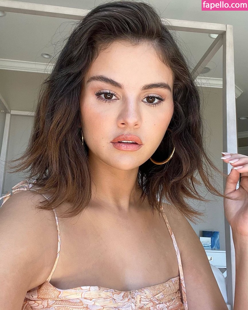 https://fapello.com/content/s/e/selena-gomez/1000/selena-gomez_0561.jpg