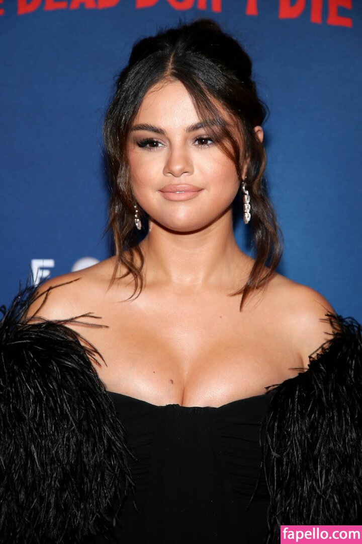 https://fapello.com/content/s/e/selena-gomez/1000/selena-gomez_0776.jpg