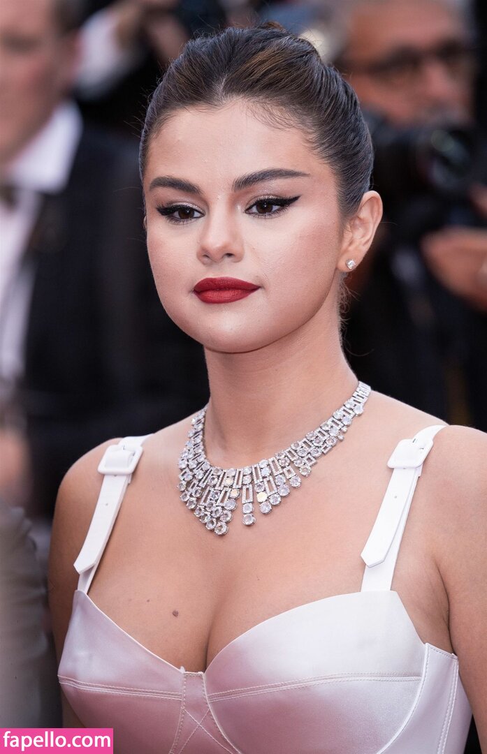 https://fapello.com/content/s/e/selena-gomez/1000/selena-gomez_0790.jpg