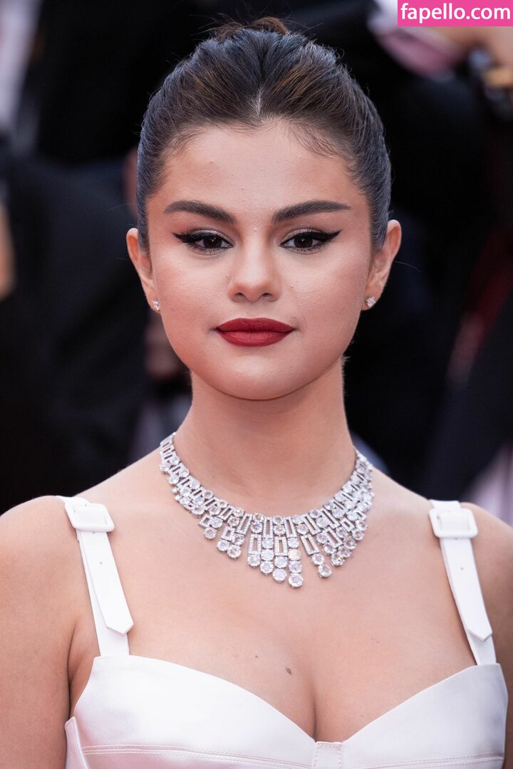 https://fapello.com/content/s/e/selena-gomez/1000/selena-gomez_0792.jpg