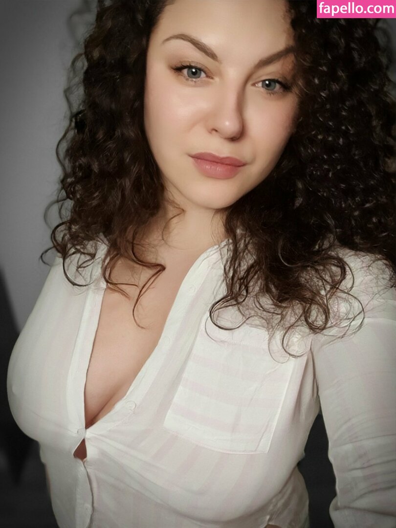 https://fapello.com/content/s/o/sofia-curly-2/1000/sofia-curly-2_0015.jpg