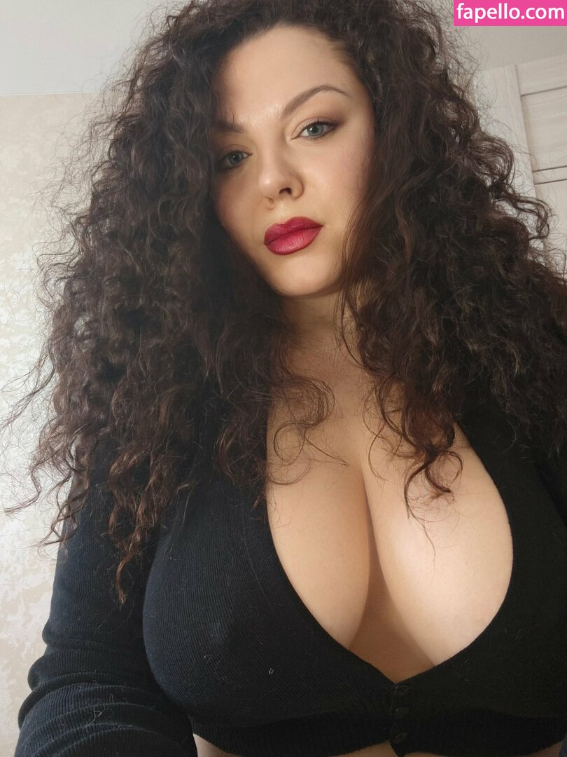 https://fapello.com/content/s/o/sofia-curly-2/1000/sofia-curly-2_0033.jpg