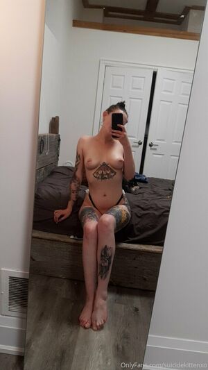 suicidekittenxo nude #0014