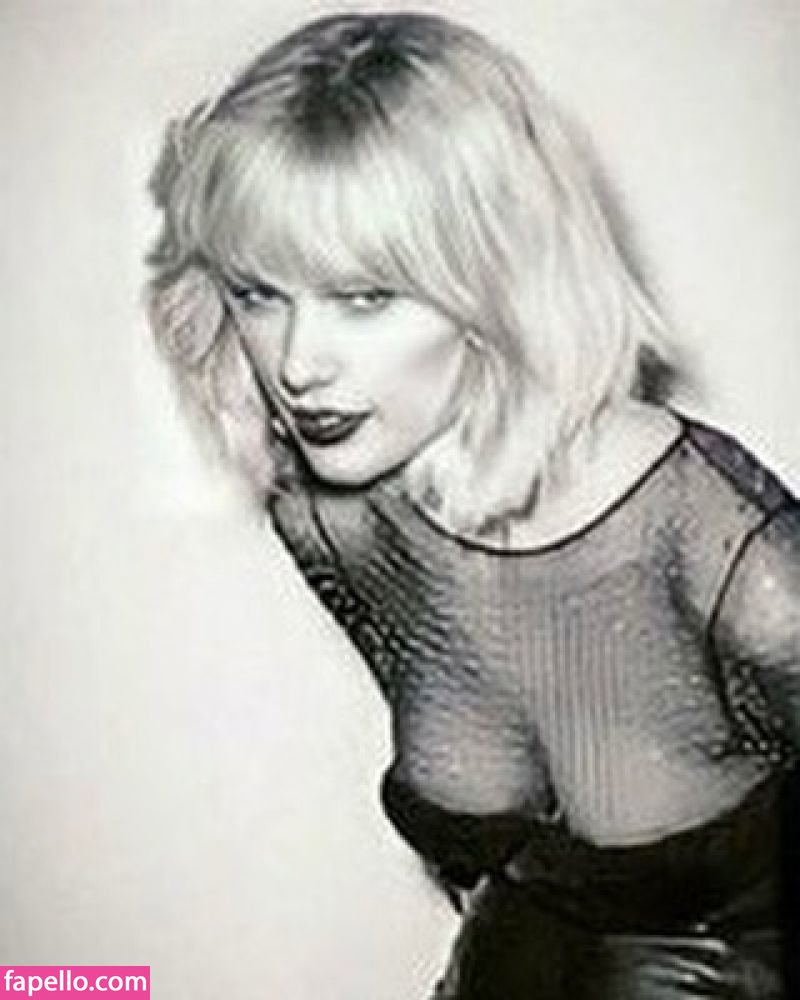 https://fapello.com/content/t/a/taylor-swift/1000/taylor-swift_0019.jpg