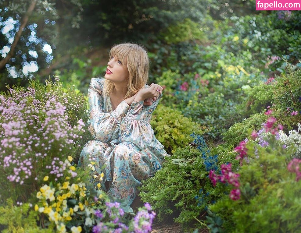 https://fapello.com/content/t/a/taylor-swift/1000/taylor-swift_0206.jpg