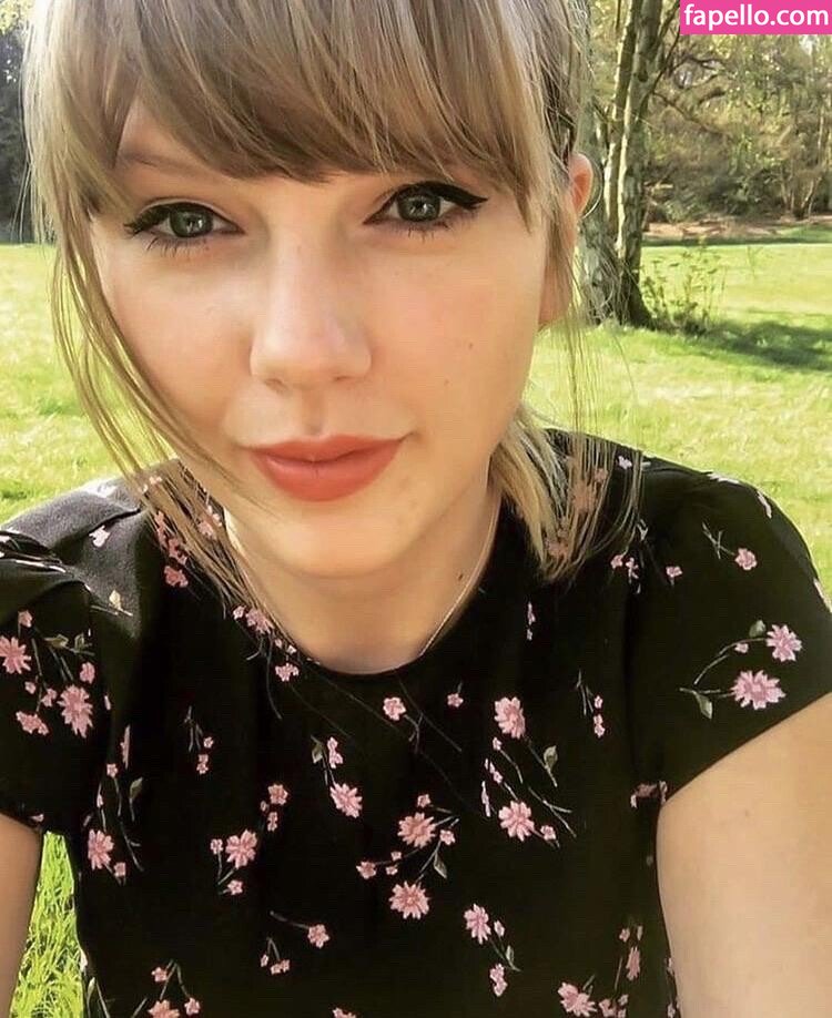 https://fapello.com/content/t/a/taylor-swift/1000/taylor-swift_0292.jpg