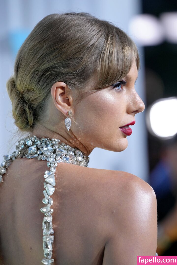 https://fapello.com/content/t/a/taylor-swift/1000/taylor-swift_0613.jpg