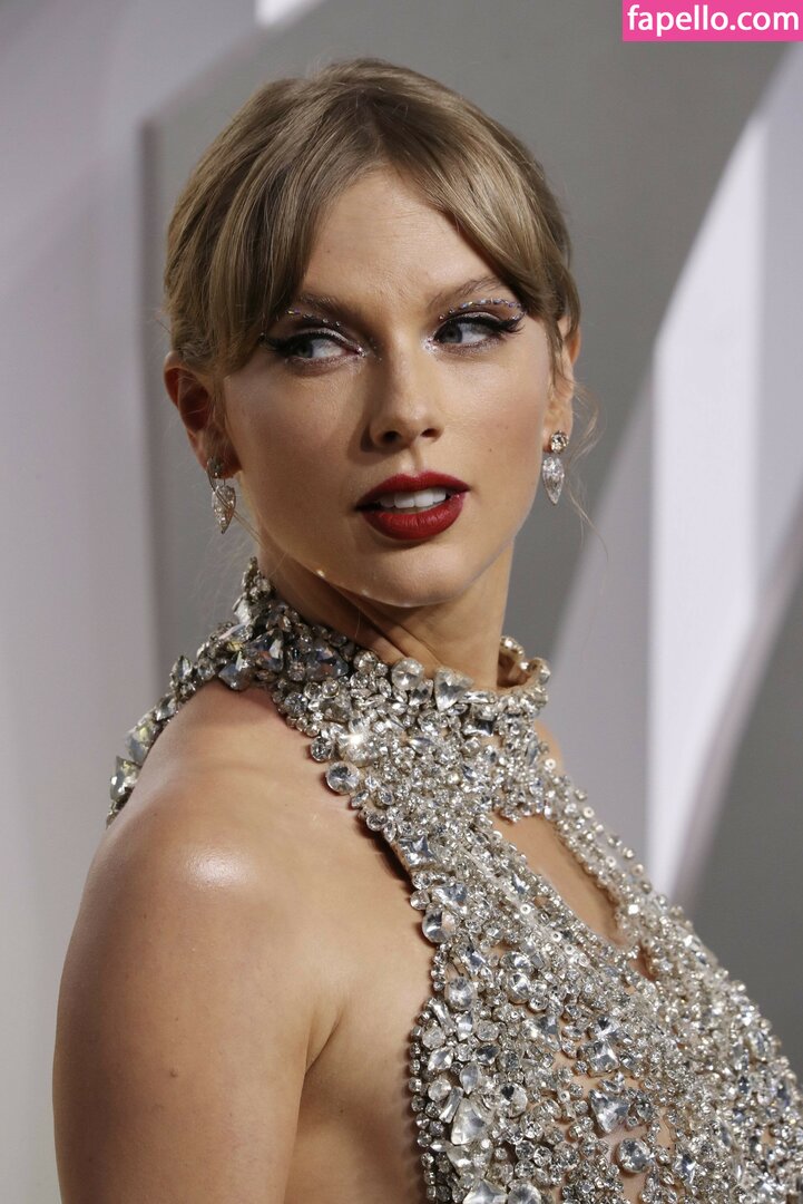 https://fapello.com/content/t/a/taylor-swift/1000/taylor-swift_0734.jpg