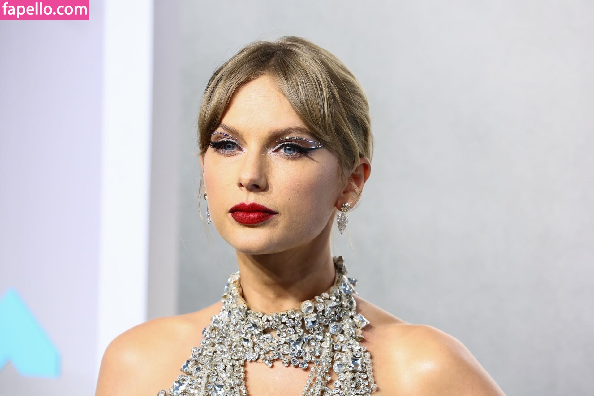 https://fapello.com/content/t/a/taylor-swift/1000/taylor-swift_0946.jpg