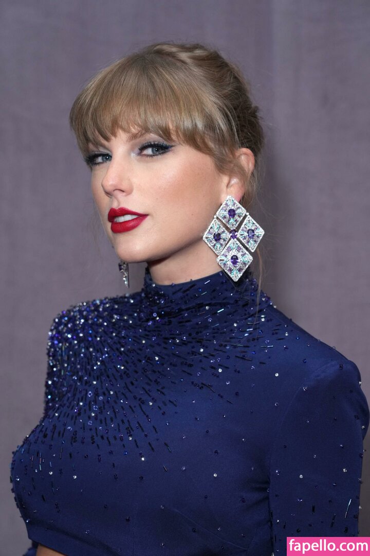 https://fapello.com/content/t/a/taylor-swift/2000/taylor-swift_1032.jpg