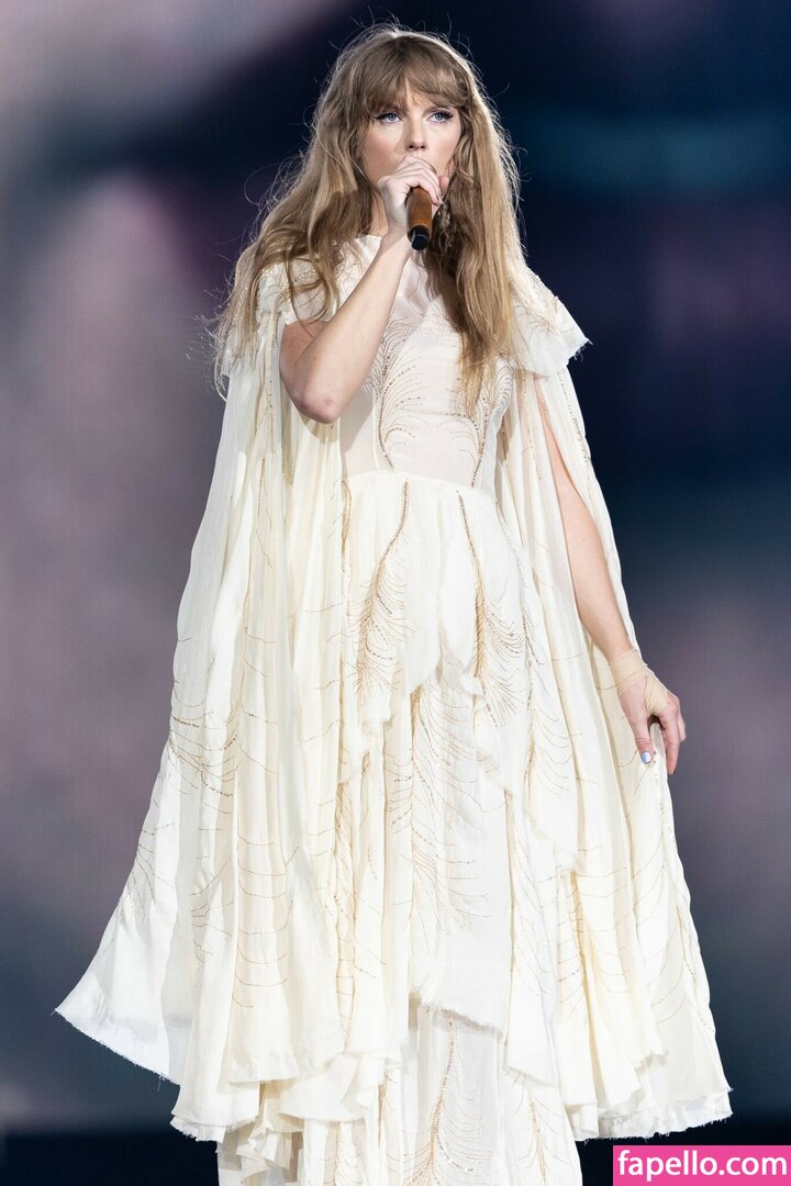 https://fapello.com/content/t/a/taylor-swift/2000/taylor-swift_1398.jpg