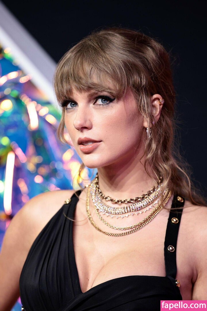 https://fapello.com/content/t/a/taylor-swift/3000/taylor-swift_2381.jpg