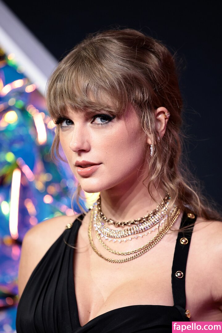 https://fapello.com/content/t/a/taylor-swift/3000/taylor-swift_2386.jpg