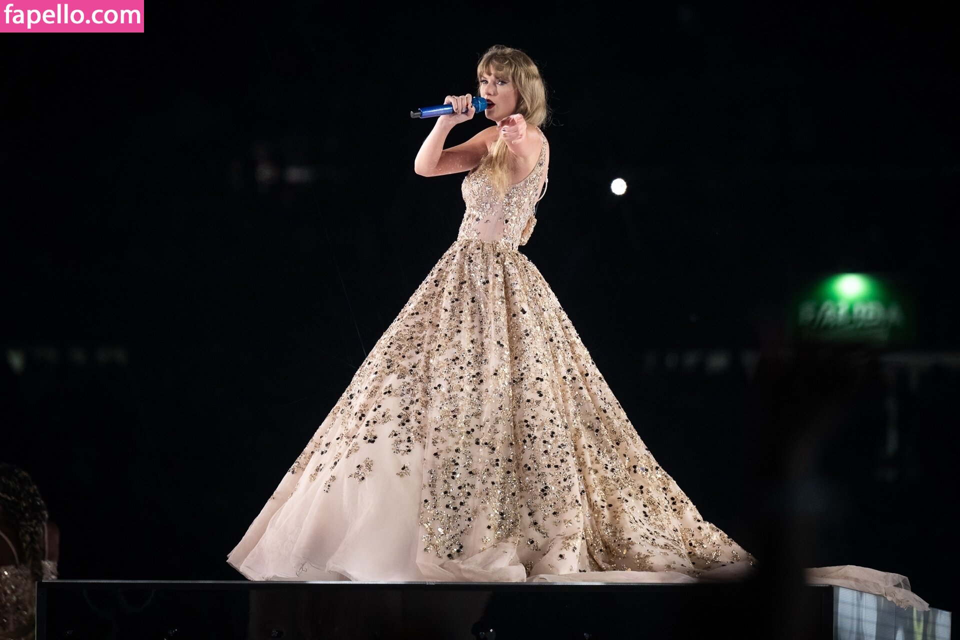 https://fapello.com/content/t/a/taylor-swift/3000/taylor-swift_2709.jpg