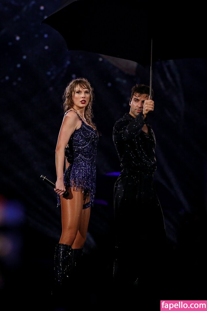 https://fapello.com/content/t/a/taylor-swift/3000/taylor-swift_2844.jpg