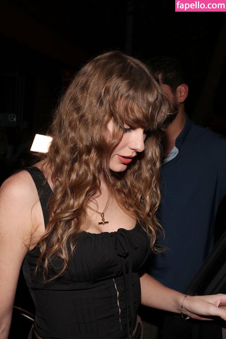 https://fapello.com/content/t/a/taylor-swift/4000/taylor-swift_3897.jpg