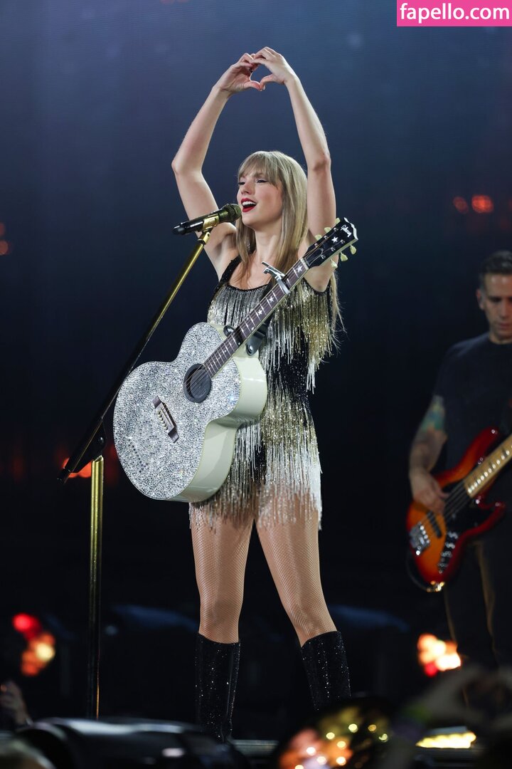 https://fapello.com/content/t/a/taylor-swift/5000/taylor-swift_4361.jpg