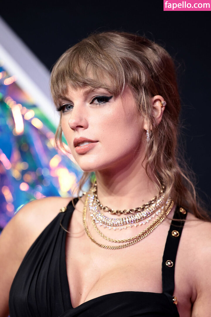 https://fapello.com/content/t/a/taylor-swift/5000/taylor-swift_4398.jpg