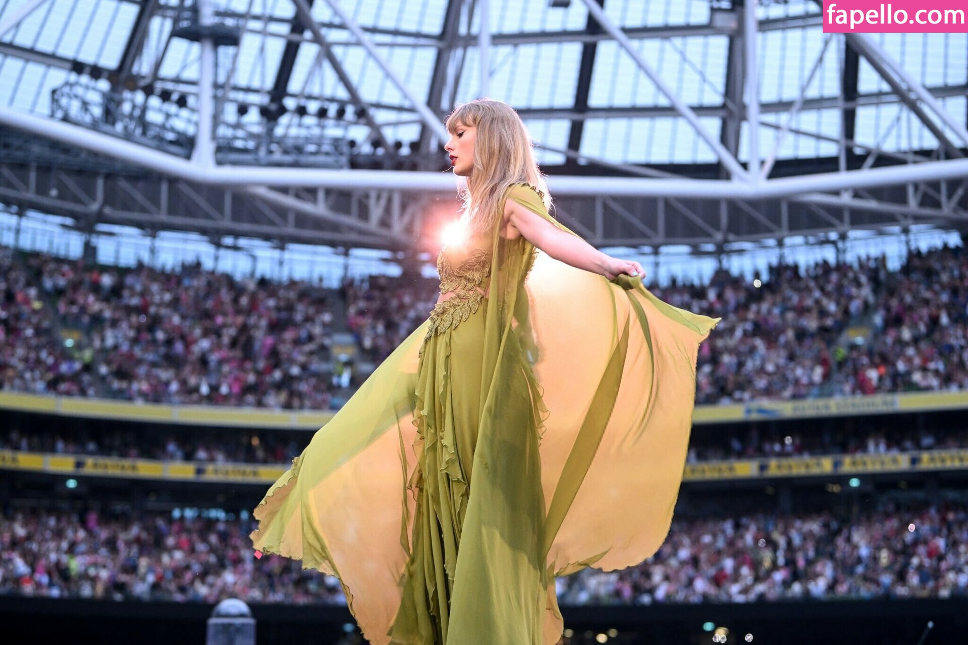 https://fapello.com/content/t/a/taylor-swift/6000/taylor-swift_5164.jpg