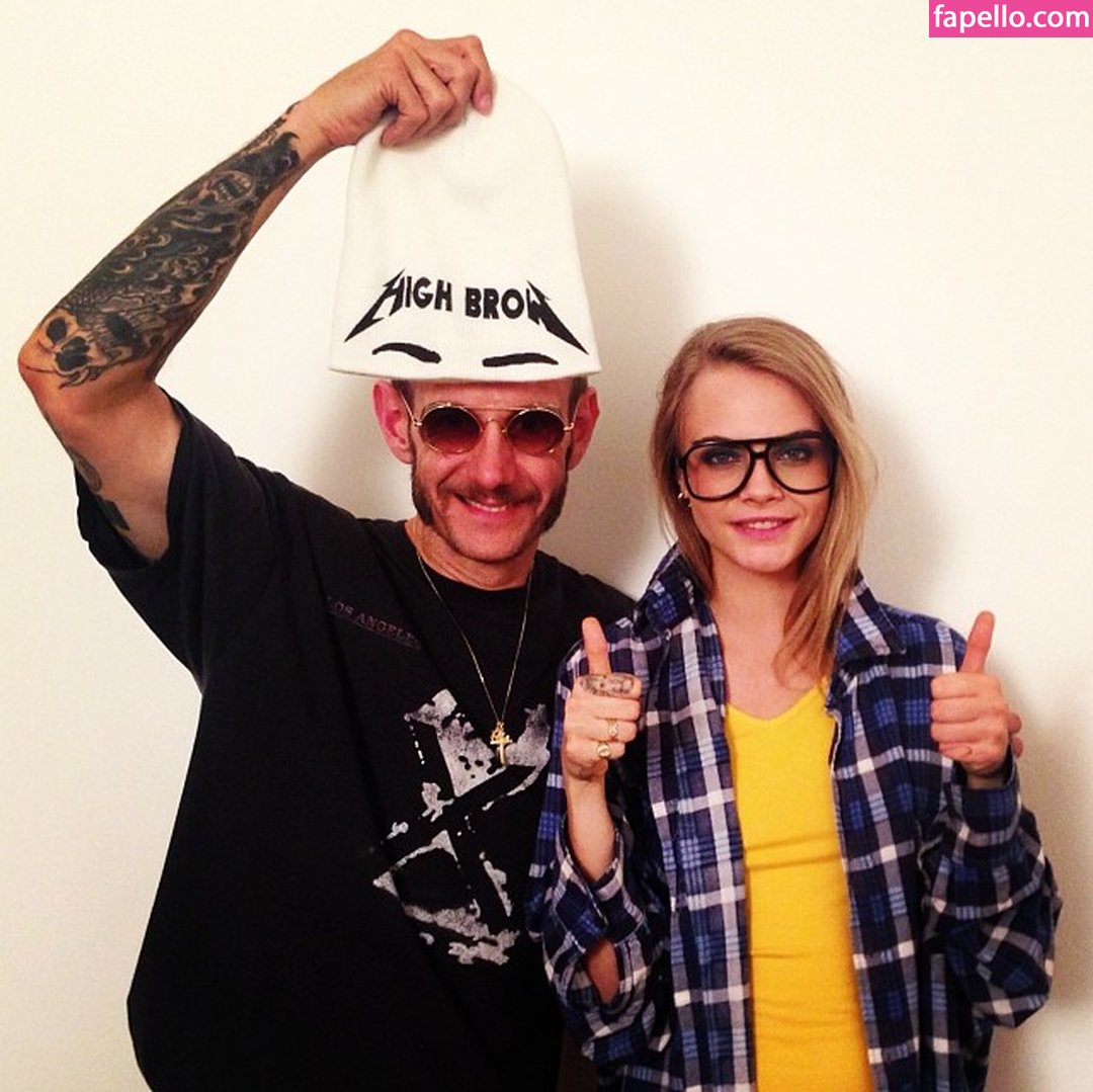 https://fapello.com/content/t/e/terry-richardson/1000/terry-richardson_0022.jpg