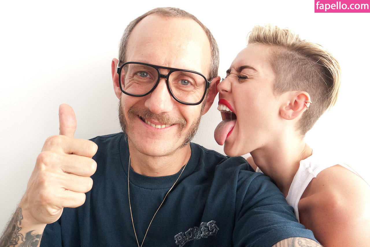 https://fapello.com/content/t/e/terry-richardson/1000/terry-richardson_0187.jpg