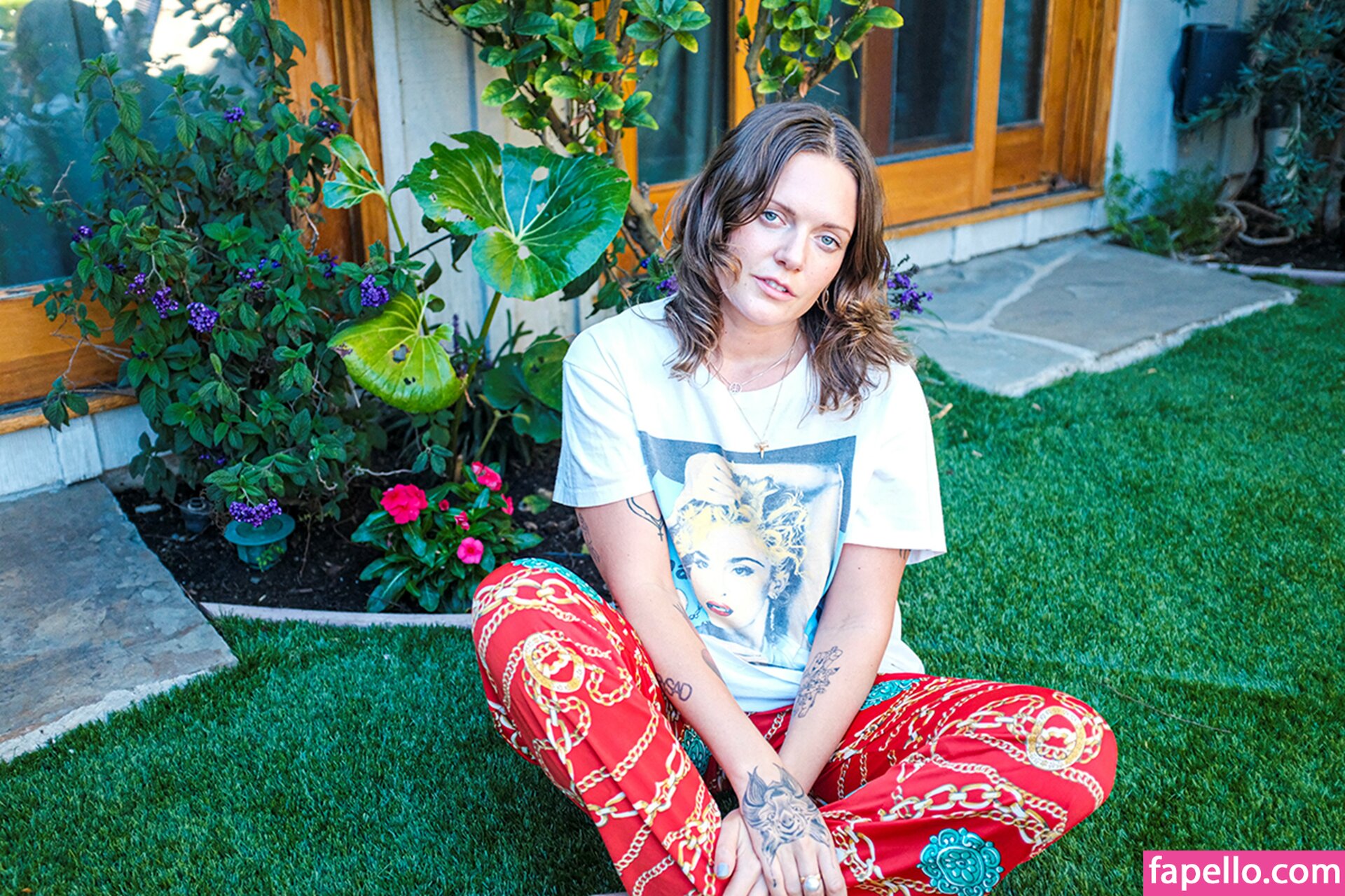 https://fapello.com/content/t/o/tove-lo/1000/tove-lo_0038.jpg