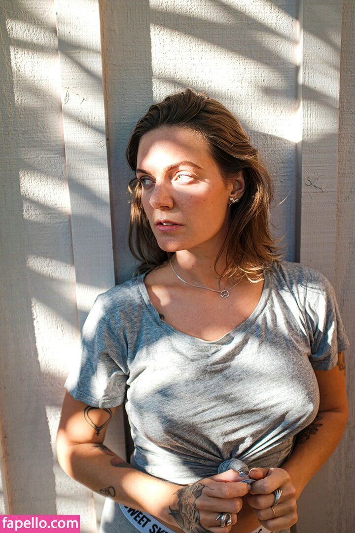 https://fapello.com/content/t/o/tove-lo/1000/tove-lo_0041.jpg