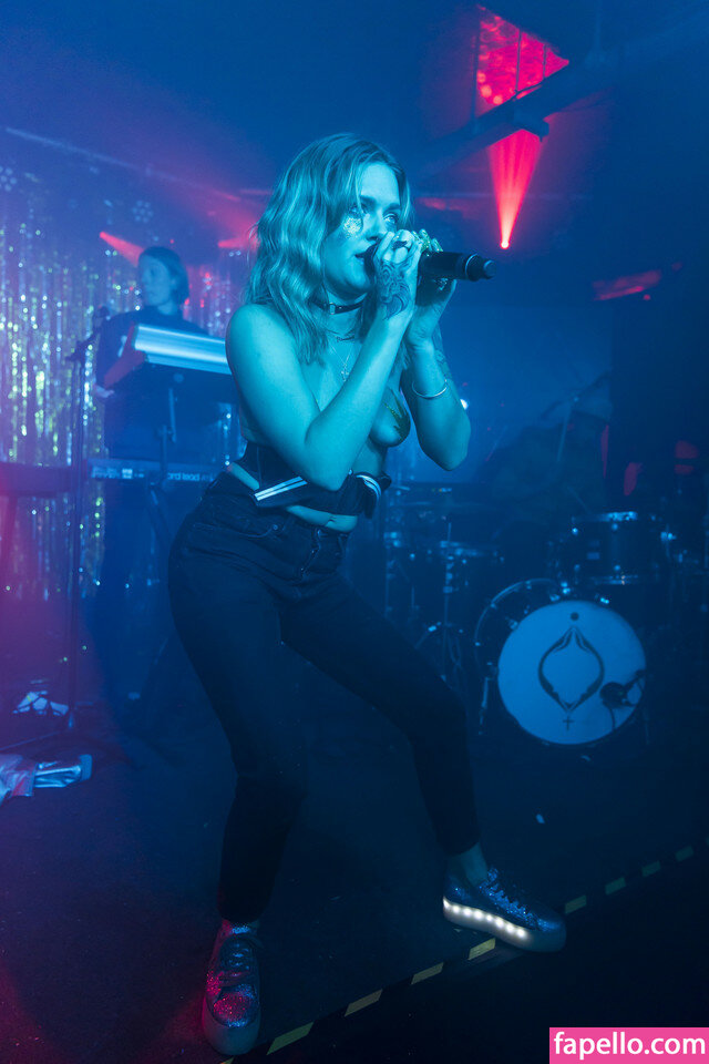 https://fapello.com/content/t/o/tove-lo/1000/tove-lo_0085.jpg