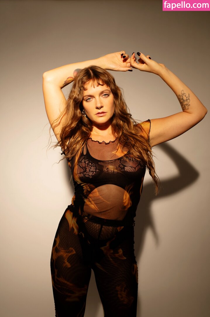 https://fapello.com/content/t/o/tove-lo/1000/tove-lo_0159.jpg