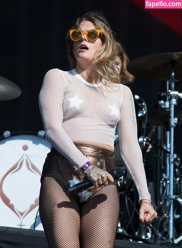 https://fapello.com/content/t/o/tove-lo/1000/tove-lo_0217.jpg