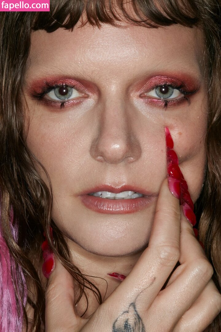 https://fapello.com/content/t/o/tove-lo/1000/tove-lo_0270.jpg