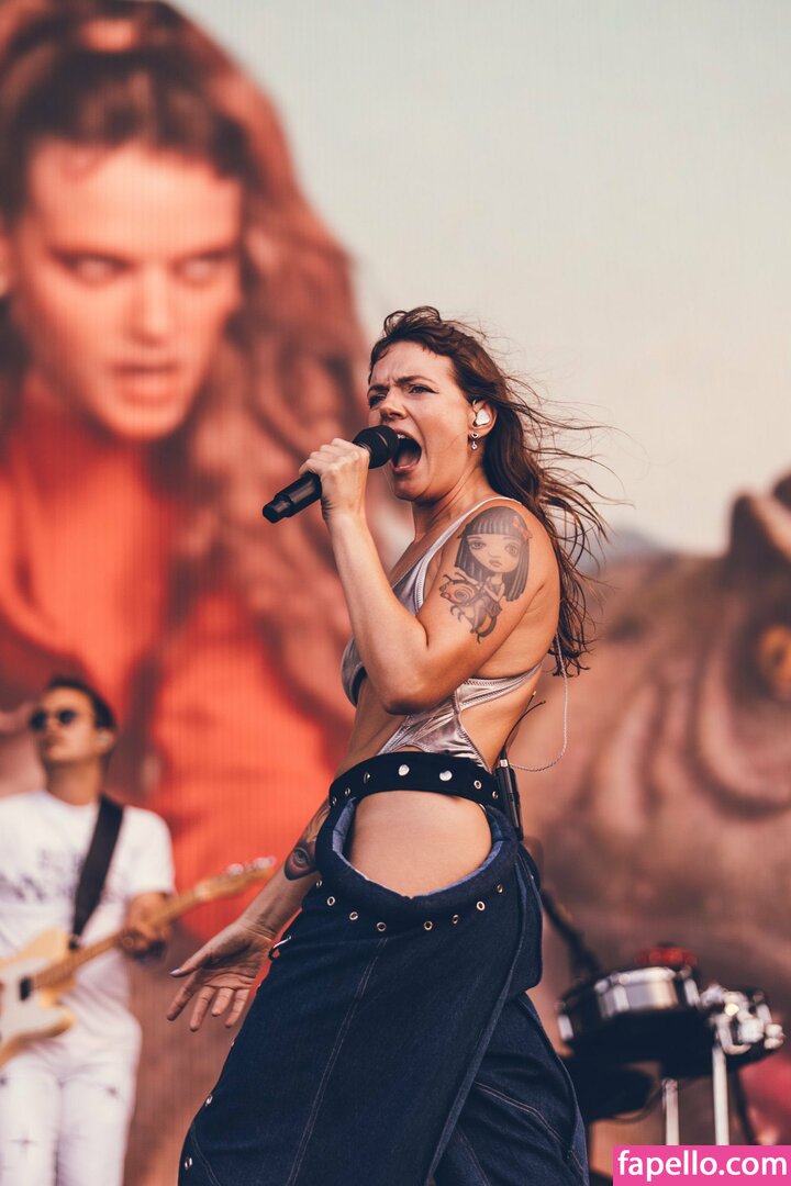 https://fapello.com/content/t/o/tove-lo/1000/tove-lo_0351.jpg