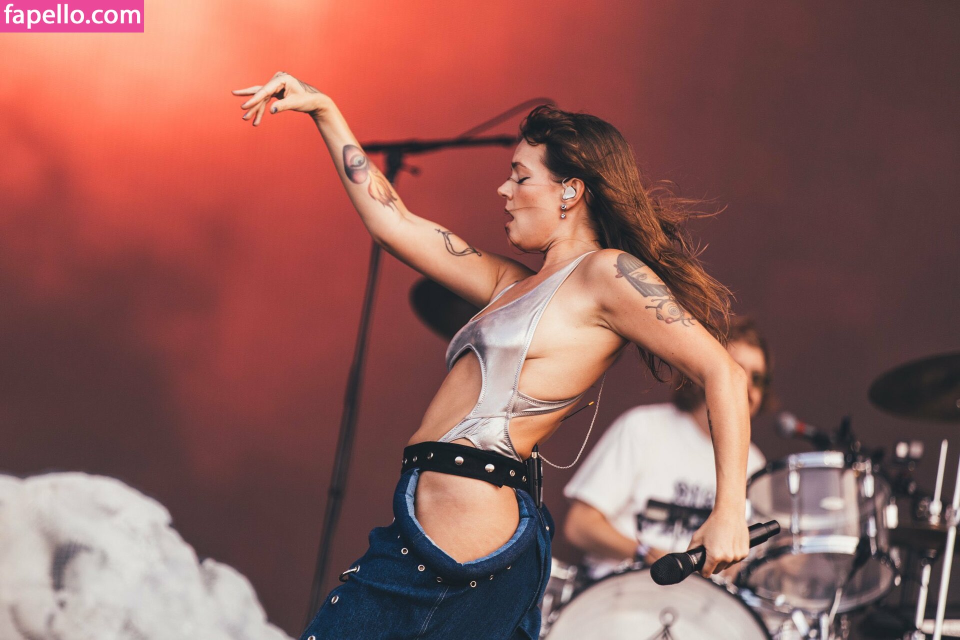 https://fapello.com/content/t/o/tove-lo/1000/tove-lo_0352.jpg