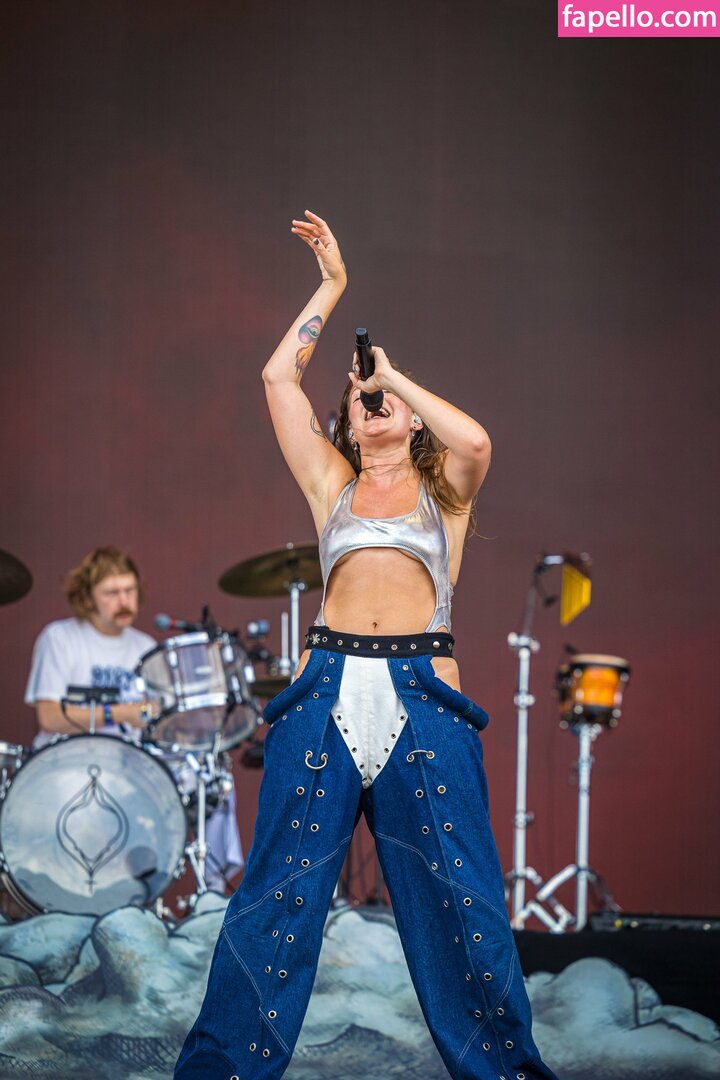 https://fapello.com/content/t/o/tove-lo/1000/tove-lo_0353.jpg