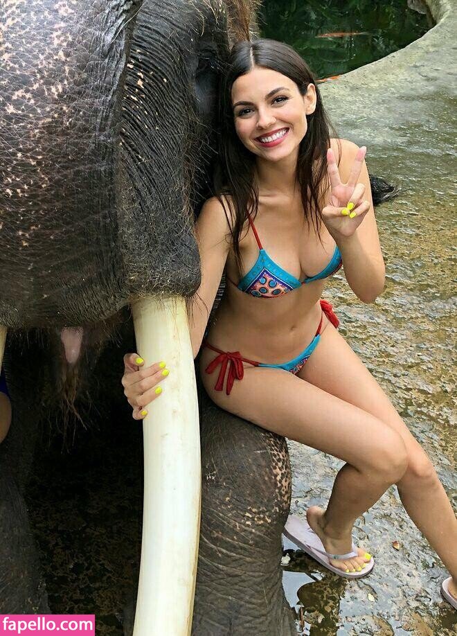 https://fapello.com/content/v/i/victoria-justice/1000/victoria-justice_0190.jpg