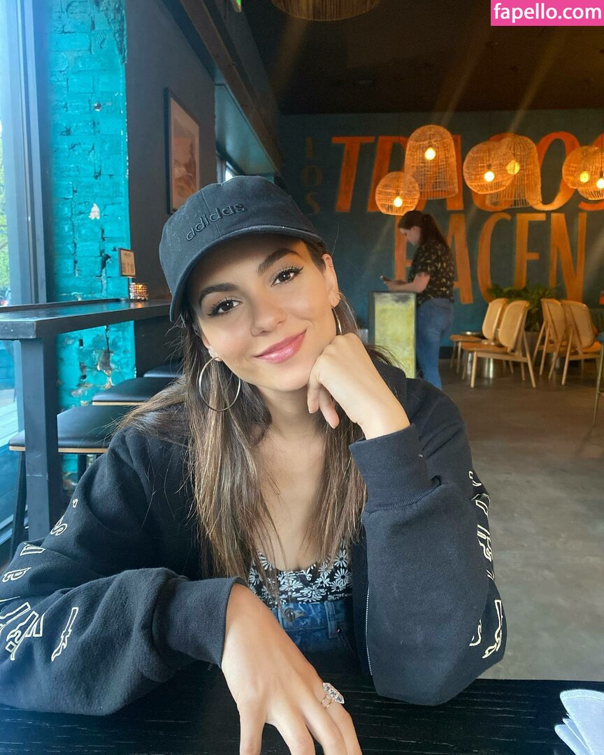 https://fapello.com/content/v/i/victoria-justice/1000/victoria-justice_0319.jpg