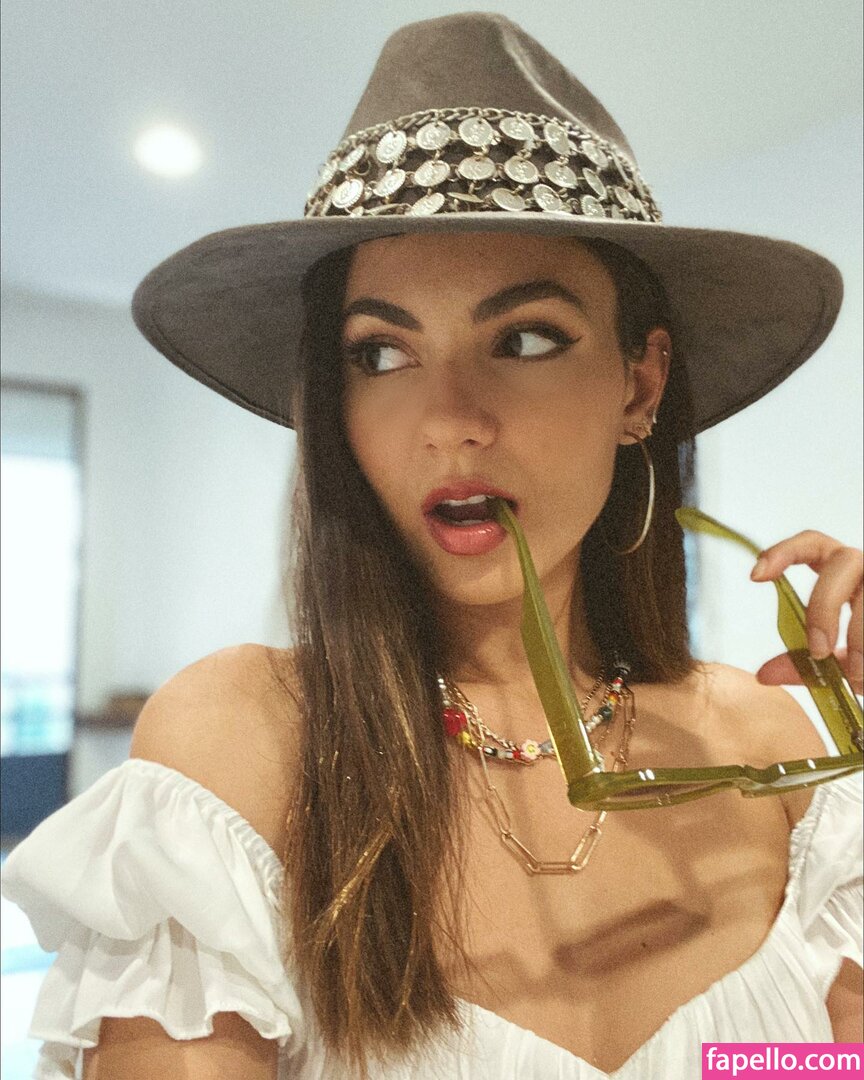 https://fapello.com/content/v/i/victoria-justice/1000/victoria-justice_0348.jpg