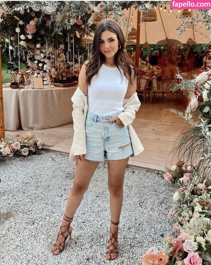 https://fapello.com/content/v/i/victoria-justice/1000/victoria-justice_0523.jpg